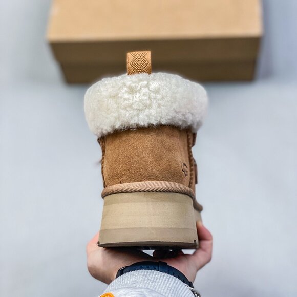 UGG Womens Funkarra Cabin Cuff Slipper - Picture 4 of 6